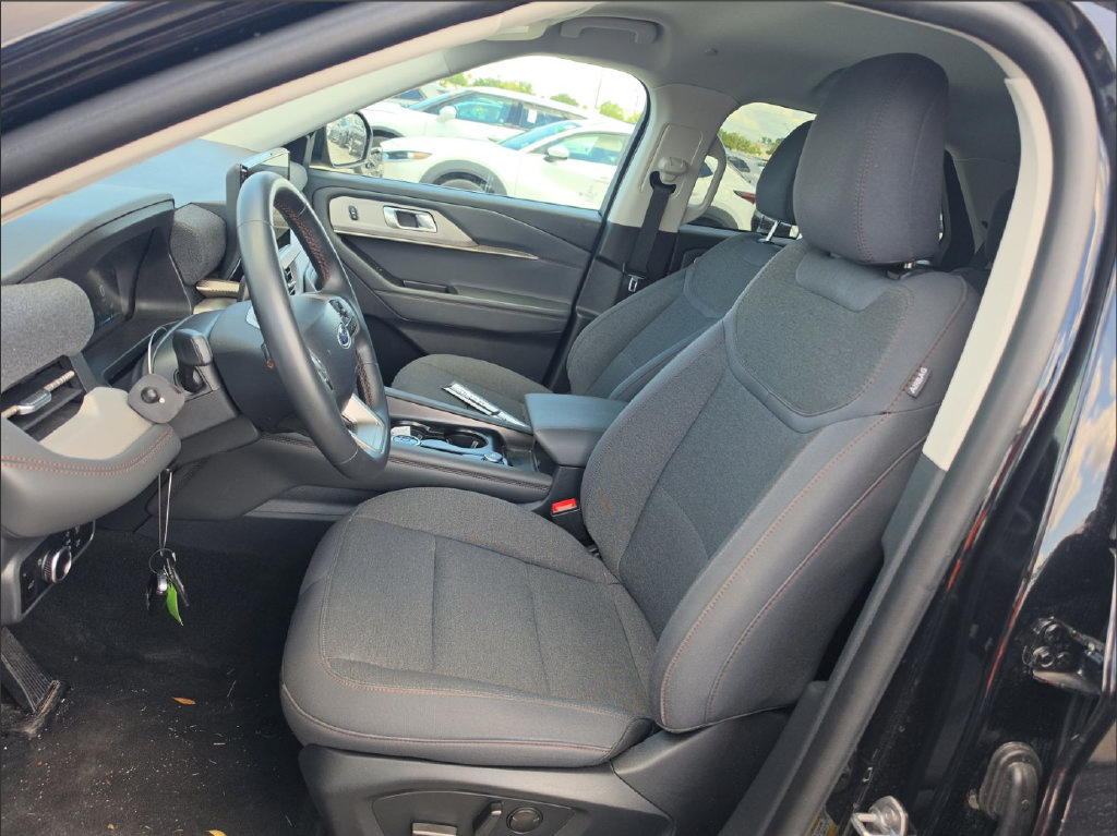 Used 2025 Ford Explorer Active AWD/4WD image 5