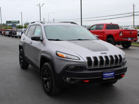 Used 2018 Jeep Cherokee Trailhawk w/ Comfort/Convenience Group AWD/4WD image 8