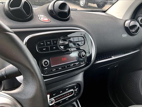 Used 2016 smart fortwo passion RWD image 27