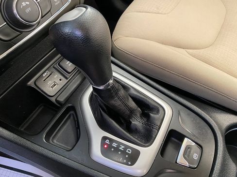 Used 2016 Jeep Cherokee Latitude FWD image 17