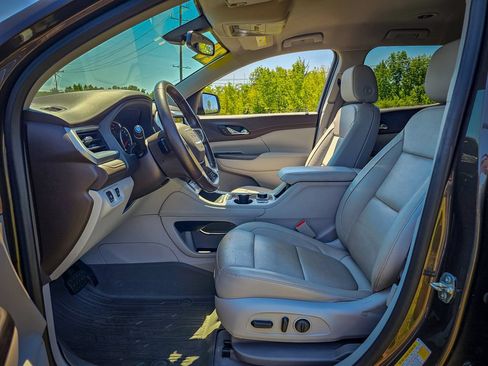 Used 2020 GMC Acadia SLT w/ LPO, Floor Liner Package FWD image 13