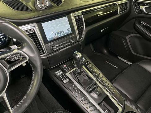 Certified 2018 Porsche Macan Turbo image 30