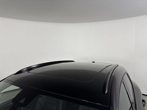 Certified 2025 Porsche Macan AWD/4WD image 17