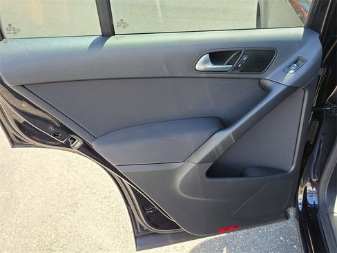 Used 2017 Volkswagen Tiguan Limited w/ Premium Package image 9