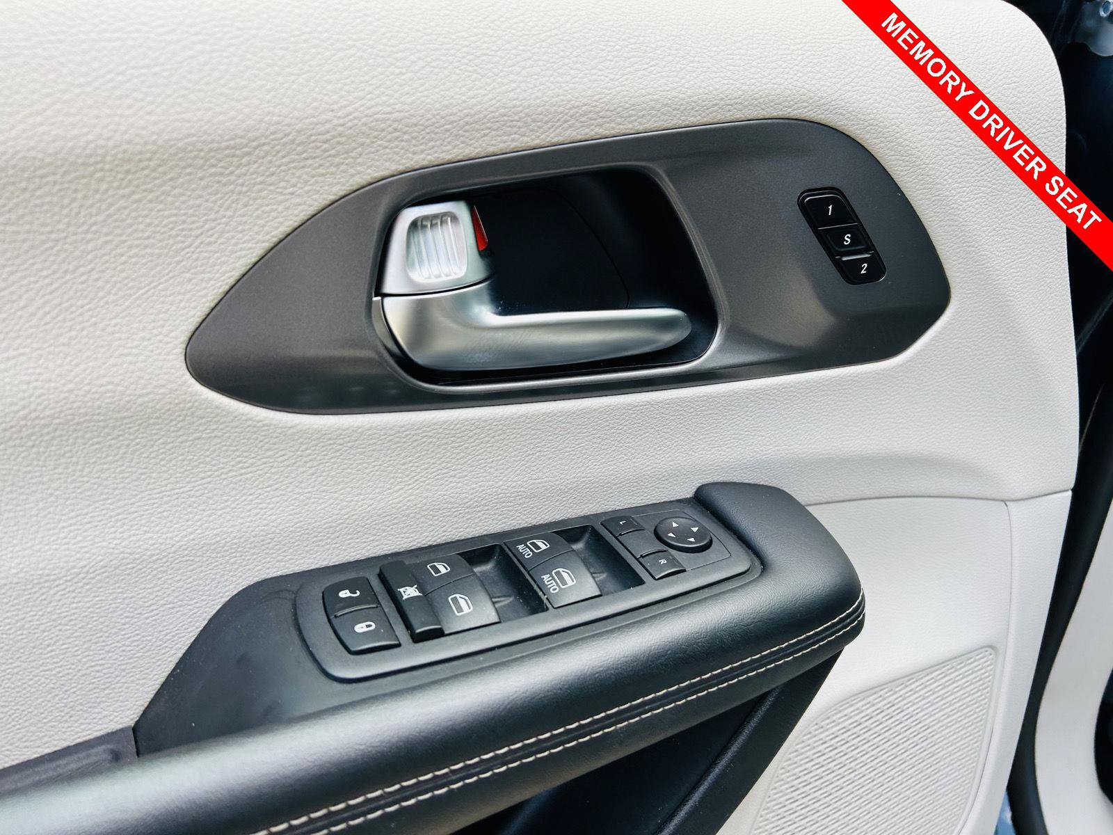 Used 2023 Chrysler Pacifica Touring-L FWD image 13