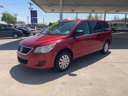 Used 2009 Volkswagen Routan S image 3