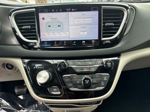 Used 2023 Chrysler Pacifica Touring-L FWD image 28