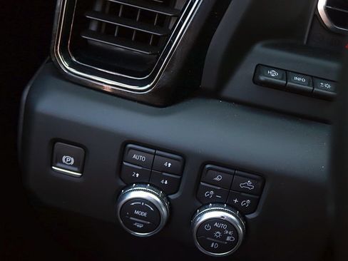 Used 2024 GMC Sierra 2500 AT4 w/ AT4 Premium Plus Package AWD/4WD image 28