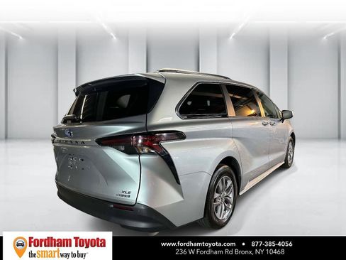 Used 2024 Toyota Sienna XLE image 4