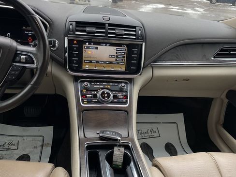 Used 2017 Lincoln Continental Select image 9