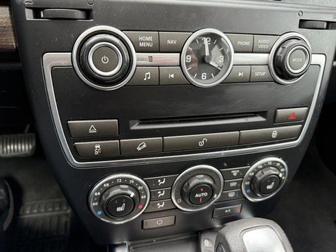 Used 2015 Land Rover LR2 image 30