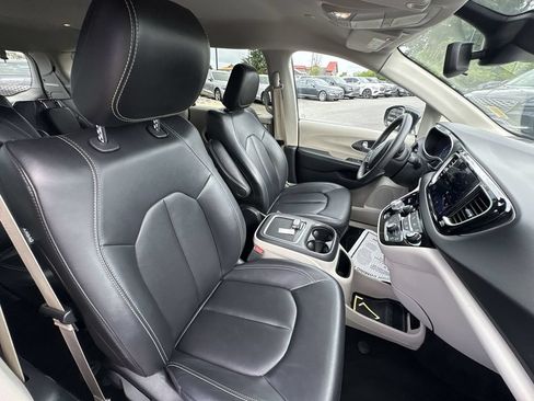 Used 2024 Chrysler Pacifica Touring-L FWD image 30