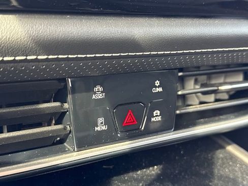 Used 2024 Volkswagen Atlas Cross Sport SE image 25