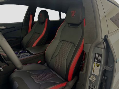 Used 2025 Lamborghini Urus SE image 22