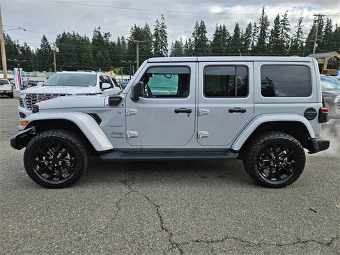 Used 2022 Jeep Wrangler Unlimited Sahara image 2