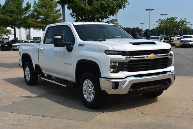 Used 2024 Chevrolet Silverado 2500 LT AWD/4WD image 3