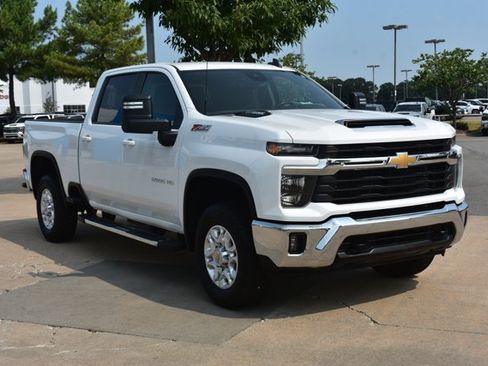 Used 2024 Chevrolet Silverado 2500 LT AWD/4WD image 3