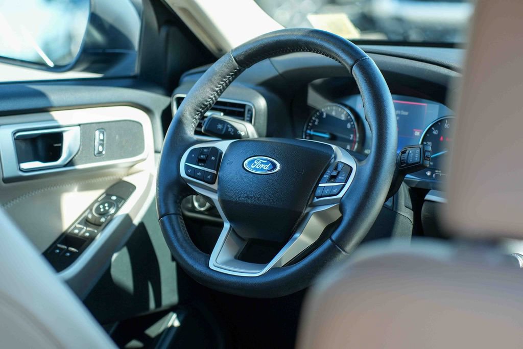 Used 2024 Ford Explorer XLT w/ Equipment Group 202A AWD/4WD image 23