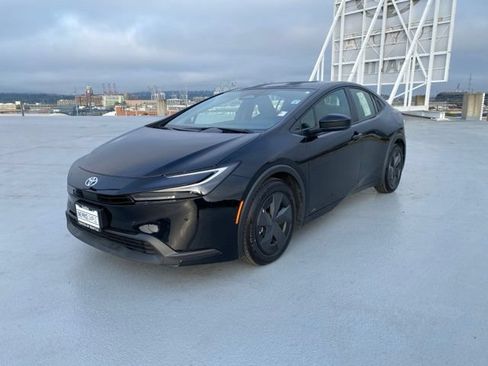 Used 2024 Toyota Prius LE AWD/4WD image 4