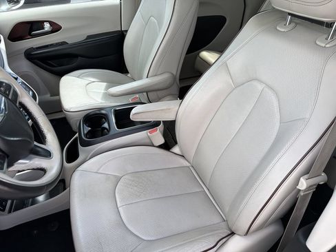 Used 2017 Chrysler Pacifica Limited w/ UConnect Theater Package FWD image 20