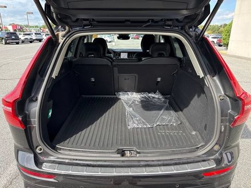 Used 2025 Volvo XC60 B5 Core AWD/4WD image 9