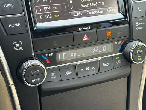 Used 2017 Toyota Camry XLE w/ Convenience Package FWD image 21