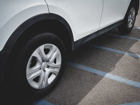 Used 2015 Toyota RAV4 LE FWD image 26