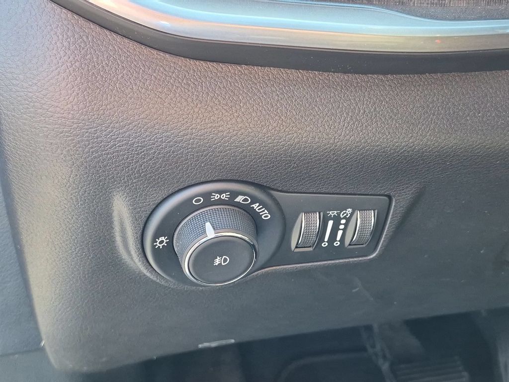 Certified 2025 Jeep Compass Latitude AWD/4WD image 13