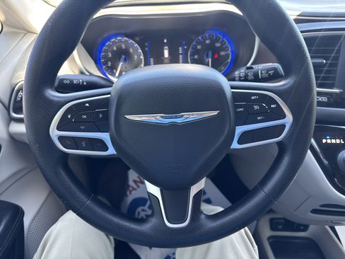 Used 2019 Chrysler Pacifica Touring Plus w/ Tire & Wheel Group FWD image 25