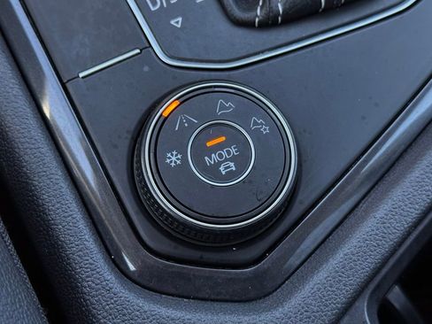 Used 2021 Volkswagen Tiguan SE image 32