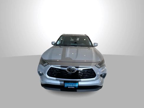 Used 2023 Toyota Highlander XLE AWD/4WD image 3