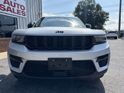 Used 2024 Jeep Grand Cherokee Altitude image 3