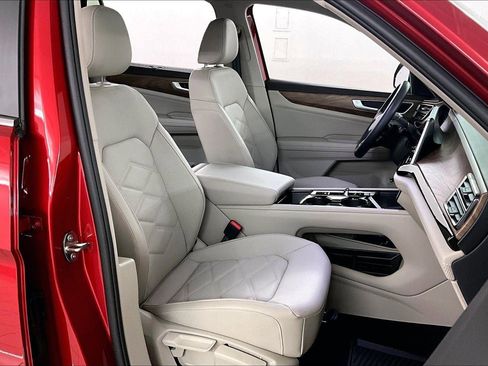 Used 2024 Volkswagen Atlas SE image 30