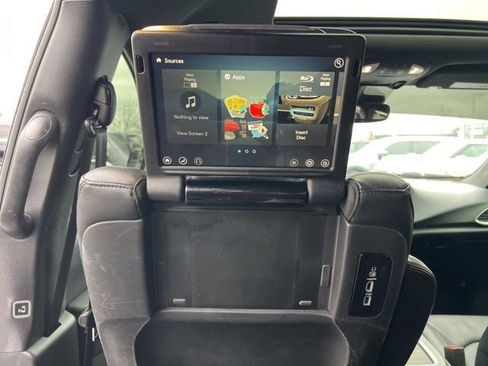 Used 2019 Chrysler Pacifica Touring-L image 32