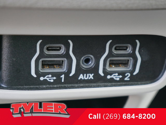 Used 2024 Chrysler Pacifica Limited FWD image 33