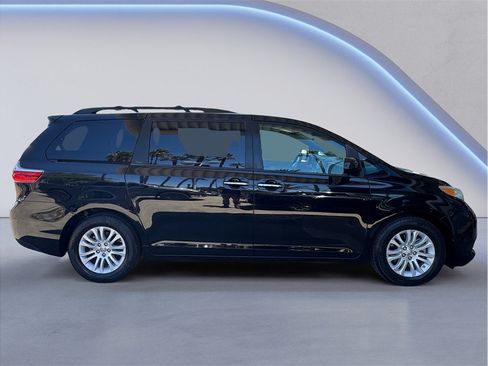 Used 2017 Toyota Sienna XLE w/ XLE Navigation Package FWD image 7