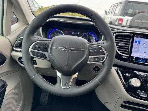 Used 2024 Chrysler Pacifica Touring-L FWD image 13