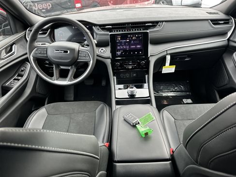 New 2025 Jeep Grand Cherokee Altitude image 31