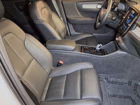 Used 2025 Volvo XC40 B5 Plus image 22