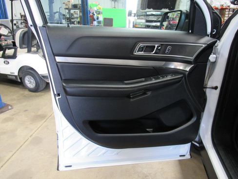 Used 2018 Ford Explorer XLT w/ Equipment Group 202A AWD/4WD image 16