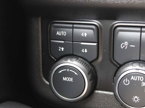 Used 2023 Chevrolet Suburban Z71 w/ Luxury Package AWD/4WD image 17