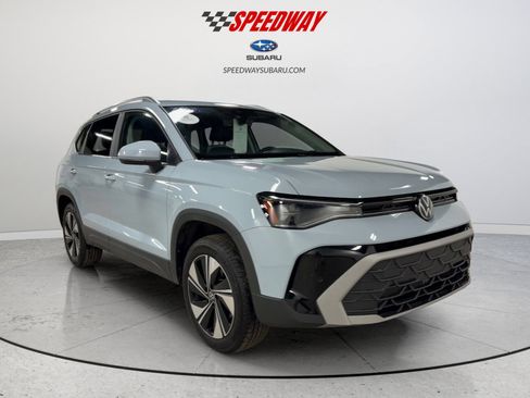 Certified 2025 Volkswagen Taos SE image 2