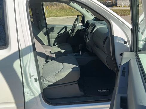 Used 2021 Nissan Frontier SV w/ Midnight Edition Floor Mats image 37