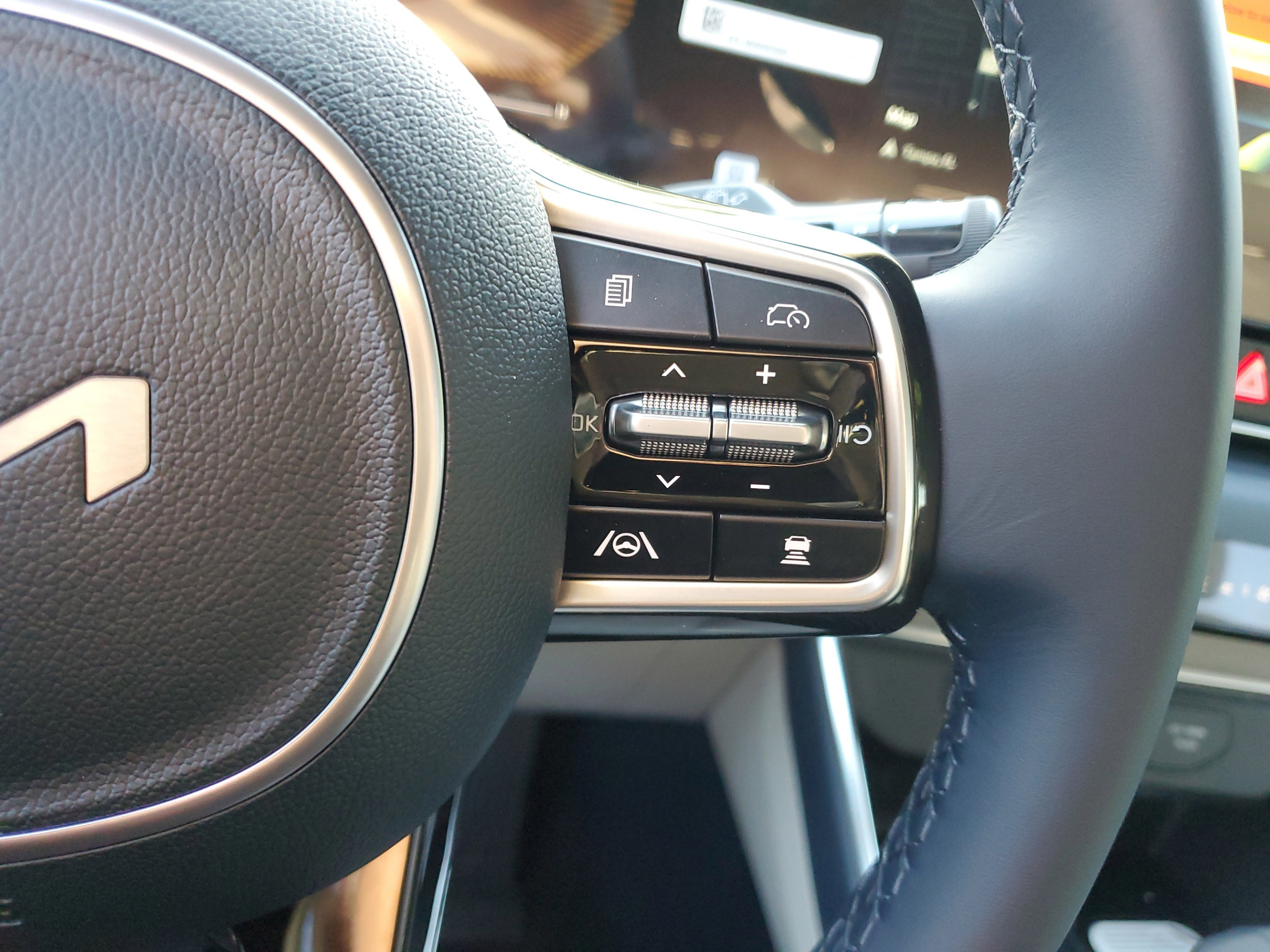 New 2026 Kia Carnival EX FWD image 24