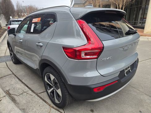 Used 2025 Volvo XC40 B5 Plus image 7