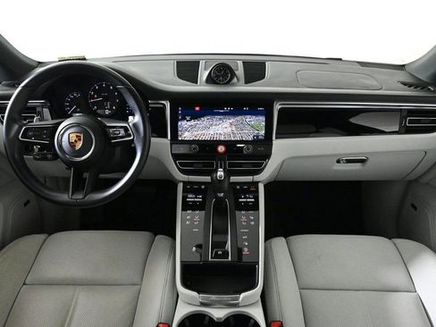 Certified 2024 Porsche Macan image 12
