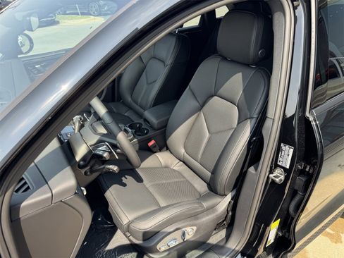 New 2026 Porsche Macan image 5