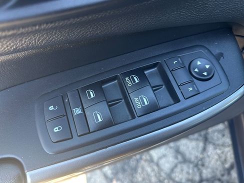 Used 2019 Jeep Cherokee Limited image 16