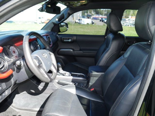 Used 2020 Toyota Tacoma TRD Off-Road w/ TRD Premium Off Road Package AWD/4WD image 2