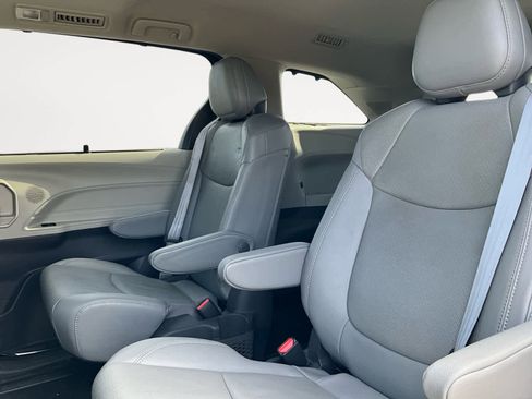 Used 2021 Toyota Sienna Limited image 27